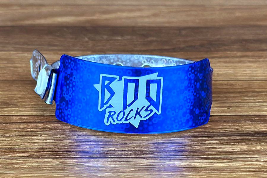 brede blauwe plastic polsbandjes met holografisch effect en witte opdruk